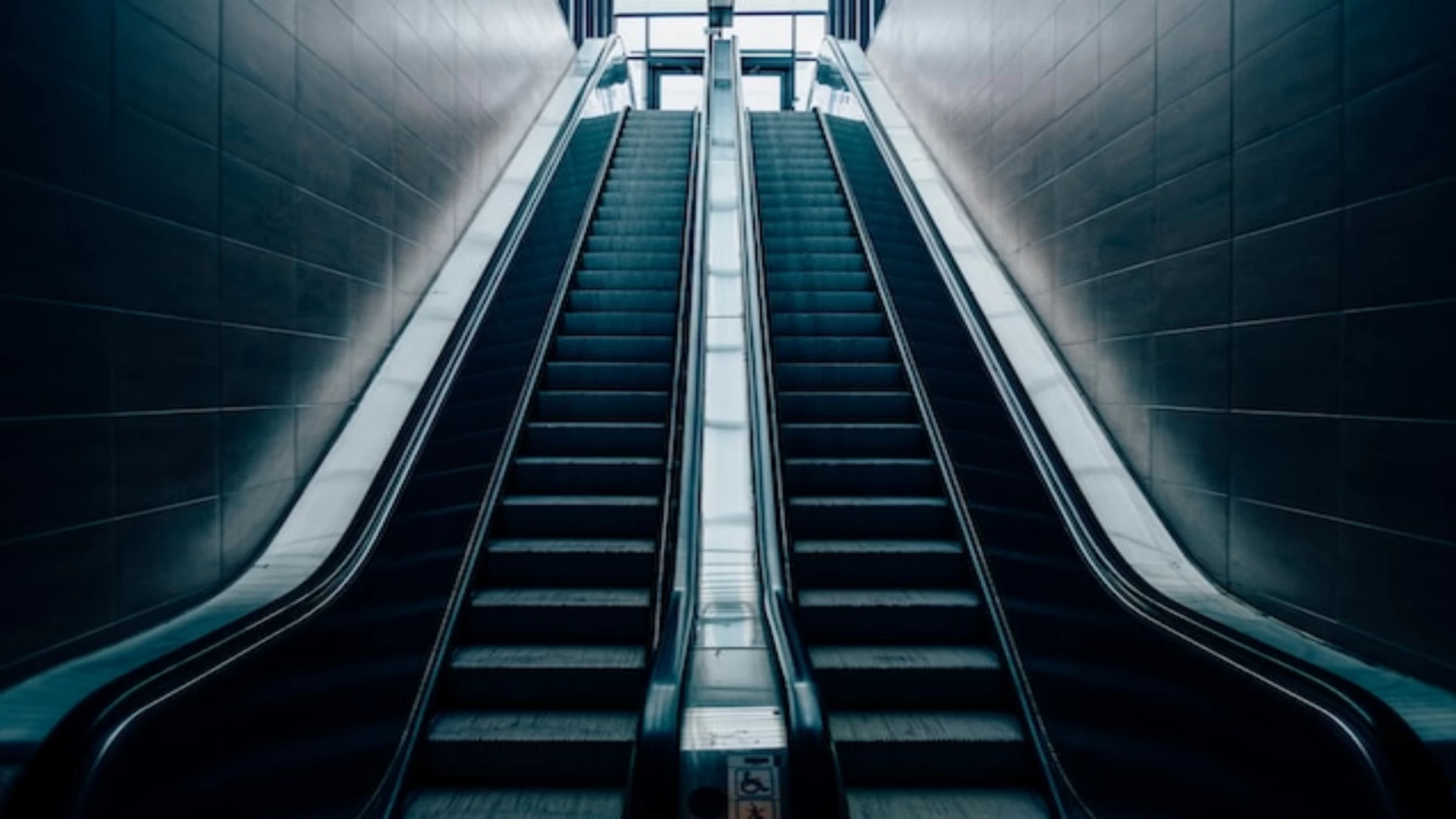 The Evolution of Escalators: From Swise Elevator's Early Models to Modern Innovations